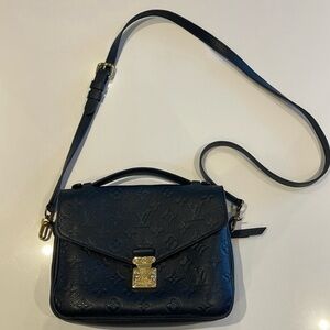 LOUIS VUITTON Authentic 
Empreinte Pochette Metis Black !.